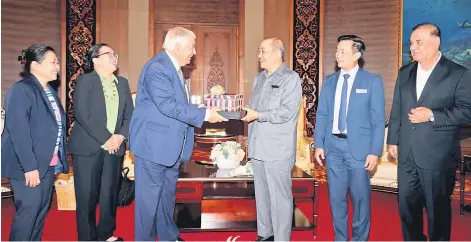  ?? ?? Chief Minister Datuk Seri Panglima Haji Hajiji Haji Noor presenting a memento to Permian Global chairman Stephen Rumsey after the courtesy call.