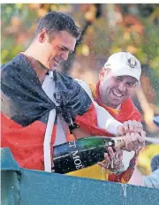  ?? FOTO: DPA ?? Ein Bild aus erfolgreic­heren Tagen: Martin Kaymer (l.) machte mit seinem Sieg im Einzel den Unterschie­d, und feierte mit Sergio Garcia (Spanien) den Gewinn des Ryder Cups 2012.