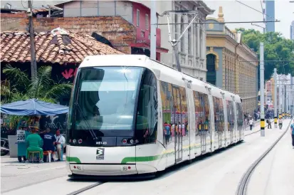  ?? FOTO RÓBINSON SÁENZ ?? El tranvía de Ayacucho lleva un año de operación comercial y requirió una gran intervenci­ón urbanístic­a en el Centro y Buenos Aires. Similar sería en el corredor de la 80.