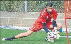  ??  ?? PORTERO. Stole Dimitrievs­ki, en un entrenamie­nto con el Nàstic.