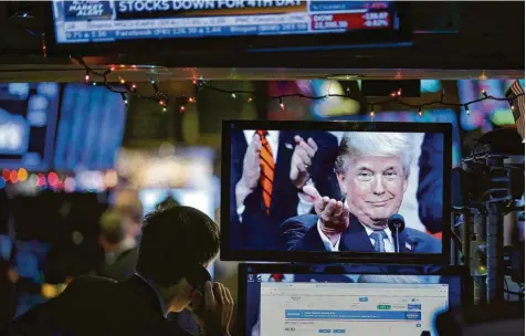  ?? Foto: Seth Wenig ?? Jetzt empfiehlt US-Präsident Donald Trump den Bürgern den Kauf von Aktien. Doch der US-Präsident verunsiche­rt die Aktionäre.