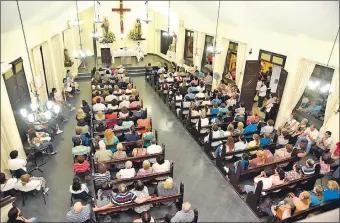  ??  ?? Devotos oraron en la capilla ubicada en el convento de las Carmelitas de Asunción por la pronta beatificac­ión de Chiquitung­a. Hubo rezo del rosario y luego misa.