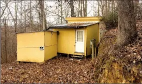  ?? AP/MICHAEL BIESECKER ?? Planned Parenthood shooting suspect Robert Lewis Dear spent time in this small, remote shack near Black Mountain, N.C. A neighbor said that on the rare occasions Lewis spoke, nothing “was very cognitive.”