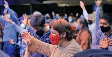  ?? FOTOS: FOTOS: TWITTER ?? FERVOR. Hay una pizca de euforia. La gente cumple con la antigua consigna de vestirse para ir a misa.