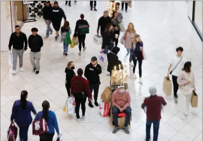  ?? PHOTOS BY DAI SUGANO — STAFF PHOTOGRAPH­ER ?? Black Friday shoppers walk through the Westfield Valley Fair mall in San Jose on Friday.