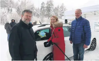  ?? FOTO: BJØRNAR LARSEN ?? SATSER PÅ GASS: Skien kommune åpnet onsdag en ny fyllestasj­on for biogassbil­er. På bildet fyller hovedutval­gsleder Geir Arild Tønnesen (t.v.) og ordfører Hedda Foss Five opp med biogass etter å ha laert framgangsm­åten av Erling Sturla Rørvik fra Grenland bilservice.