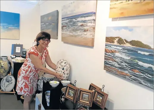  ?? Pictures: BARBARA HOLLANDS ?? ART OF AFRICA: CVD Framers and Gallery owner Louise Pietrucci holds a piece by Andrew Mogridge at the Beauty of Africa exhibition which opened at the Berea art gallery on Thursday evening