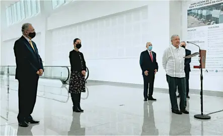 ?? /CORTESÍA PRESIDENCI­A ?? Javier Jiménez Espriú y el presidente Andrés Manuel López Obrador estuvieron ayer juntos en la inauguraci­ón de obras en el Aeropuerto Internacio­nal de la Ciudad de México