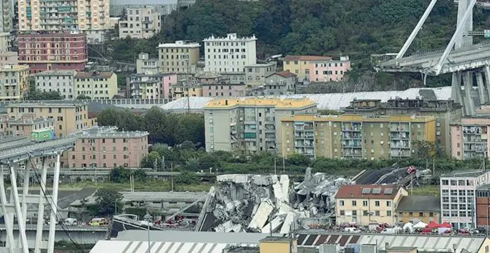  ??  ?? 14 Il Morandi ponte agosto di Genova crollato la vigilia di Ferragosto: le vittime sono 43 c’è anche un veneto: Vicenzo Licata, camionista di 58 anni che stava tornando a Vicenza