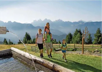  ?? FOTO: GRÜNER/IDM SÜDTIROL ?? Viele familienfr­eundliche Wanderwege führen durch die reizvolle Berglandsc­haft Südtirols.