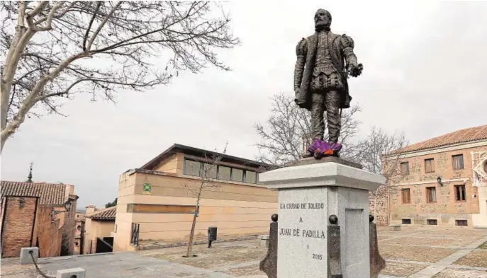  ??  ?? Estatua de Juan de Padilla en la plaza que lleva su nombre en Toledo, donde estaba la casa en la que vivió junto a María Pacheco