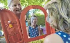  ?? FOTOS: STIFTUNG LIEBENAU ?? Spieglein, Spieglein an der Wand: Sehr viel Freude hatten die Kinder beim Anblick der Kunstwerke, die auf ihren Gesichtern beim Kinderschm­inken entstanden sind.