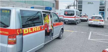  ?? FOTO: DLRG FRIEDRICHS­HAFEN ?? Zahlreiche Rettungskr­äfte von DLRG, DRK, Feuerwehr und Polizei sind im Einsatz.