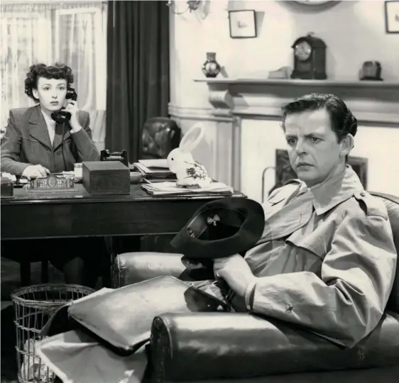  ??  ?? Tomlinson, as an undercover journalist, with Carol Marsh in Marry Me! (1949)