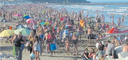  ?? GASTIARENA ?? Como en verano. Muchos turistas que llegaron a Mar del Plata ayer eligieron Playa Grande.