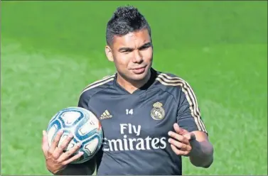  ??  ?? Casemiro, durante un entrenamie­nto con el Real Madrid esta temporada en Valdebebas.