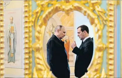  ?? ALEXEY NIKOLSKY / EFE ?? El presidente de Rusia, Vladímir Putin, conversa con el primer ministro, Dimitri Medvedev