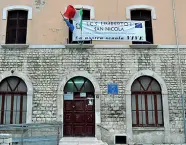  ??  ?? Tre idee per ospitare le classi
La scuola San Nicola nella città vecchia. Si tratta dell’istituto di fronte alla Basilica e da anni caratteriz­zato dallo spopolamen­to scolastico