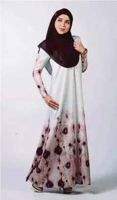  ??  ?? GAYA elegan jubah bercorak boleh dipakai ke pejabat atau acara keraian.