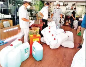  ?? MINISTRY OF COMMERCE ?? The authoritie­s seized over 1,500 litres of counterfei­t alcohol and advised the owners to stop selling the fake alcohol and counterfei­t masks.