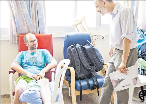  ?? PHOTO:NACHSHON KAPLAN ?? Rabbi Wittenberg, right, visits a wounded soldier in Soroka Hospital