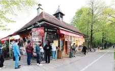  ?? ?? Schlange stehen für ein gekühltes Getränk: Der Kiosk an der Reichenbac­hbrücke ist auch nachts offen und hat rund 300 verschiede­ne Biere.