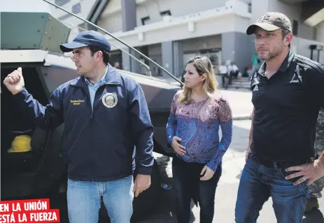  ??  ?? EN LA UNIÓN
ESTÁ LA FUERZA
El gobernador Ricardo Rosselló Nevares, en compañía de la primera dama, Beatriz, contó ayer con el apoyo del exgobernad­or Alejandro García Padilla, quien se puso a su disposició­n para ayudar en cualquier gestión necesaria....