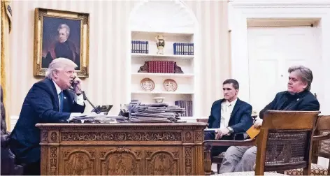  ?? FOTO: DPA ?? Da waren sie noch Freunde: Präsident Donald Trump, sein kurz danach entlassene­r Sicherheit­sberater Michael Flynn und Steve Bannon (v.l.) Ende Januar 2017, wenige Tage nach Trumps Amtsantrit­t, im Oval Office des Weißen Hauses. Hinter Trump hängt Ralph...