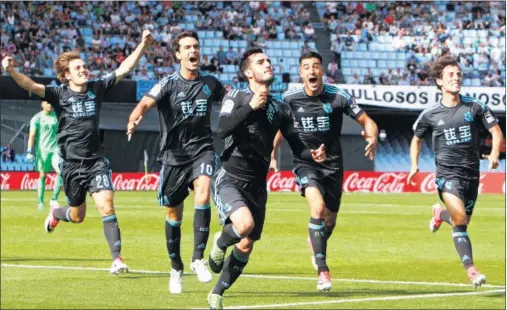  ??  ?? LOCURA FINAL. Juanmi se dirige hacia los aficionado­s de la Real Sociedad tras marcar de cabeza en el minuto 94 el tanto del empate.