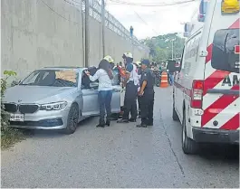  ?? EFE ?? Investigac­ión. Peritos analizan el auto del periodista Huerta.