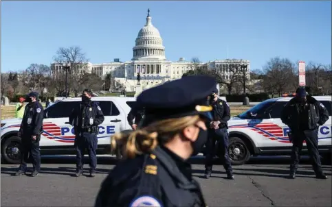  ??  ?? Det diskuteres lige nu, hvor mange ekstra politibetj­ente og sikkerheds­styrker, der skal vaere til stede ved Joe Bidens indsaettel­se den 20. januar. Foto: Andrew CaballeroR­eynolds/AFP