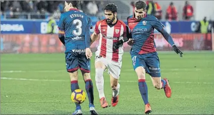  ?? FOTO: FERNANDO GÓMEZ (EL CORREO) ?? Penalti y gol Raúl García marcó el tanto de la victoria del Athletic en Huesca desde los once metros