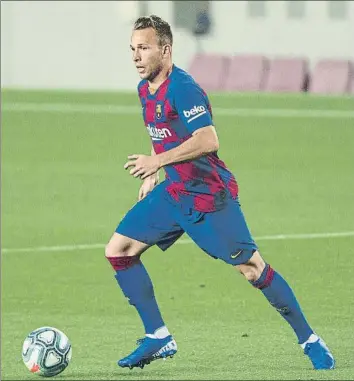  ?? FOTO: PERE PUNTÍ ?? Arthur Melo viajó ayer a Vigo, muy pendiente de su futuro y de su inminente salida del Barça