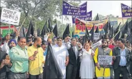  ?? HT PHOTO ?? Members of Agitation Halka Phillaur protesting in Jalandhar on Monday.