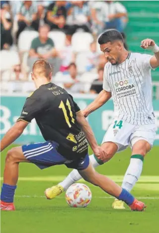  ?? // VALERIO MERINO ?? José Alonso, con el balón ante un rival en El Arcángel