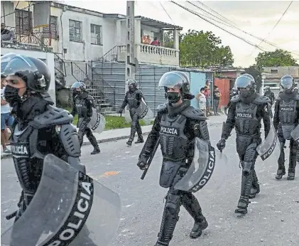  ?? AFP ?? Patrulla. Un grupo de policías antimotine­s recorre una calle de La Habana, días después de los disturbios