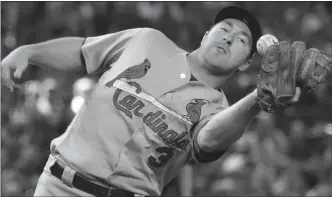  ?? The Associated Press ?? St. Louis Cardinals Jedd Gyorko bobbles a pop-up hit by Arizona Diamondbac­ks David Peralta for the out during the sixth inning on Thursday in Phoenix.