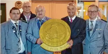  ?? Foto: Helmut Nimsgern ?? Günzburgs Oberbürger­meister Gerhard Jauernig (Zweiter von rechts) überreicht dem diesjährig­en Stadtmeist­er Georg Neußer vom gastgebend­en SV Nornheim die Ehrenschei­be.