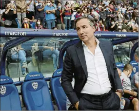  ?? FOTO: EFE ?? Javier Pereira, técnico del Levante UD, durante un partido de esta campaña