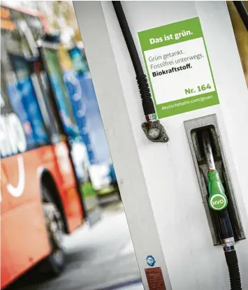  ?? Foto: Moritz Frankenber­g, dpa ?? Dieser Bus der Bahn wird bereits mit dem neuen Biokraftst­off betankt. Nun soll die Spritvaria­nte auch für Autofahrer kommen.