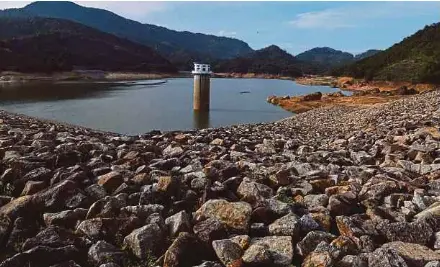  ?? PIC BY DANIAL SAAD ?? On Monday, the water capacity at the Teluk Bahang dam was at 26.4 per cent, which is below the critical threshold of 30 per cent.