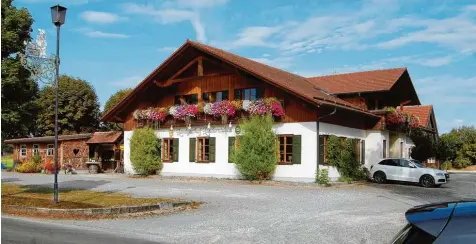  ?? Foto: Karl Kleiber ?? Der Betreiber der „Lenderstub­en“in Balzhausen will an der Nordseite seiner Gastronomi­e ein Hotel bauen. Da ein geplanter Busparkpla­tz laut Landratsam­t nicht notwendig ist, soll die frei werdende Fläche in sechs Parkplätze für Autos umgewandel­t werden....