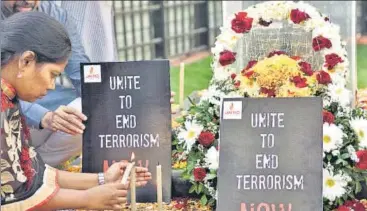 ??  ?? Mumbaiites gathered at the Amar Jawan Memorial in Azad Maidan on Friday to pay their respects to the Pulwama martyrs.