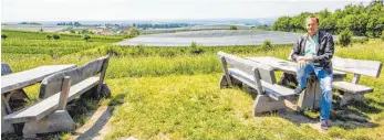  ?? FOTO: MARK HILDEBRAND­T ?? Der Tettnanger Hopfenpfla­nzervorsit­zende Wolfgang Ruther am Aussichtsp­unkt Dieglishof­en – von hier aus hat man am Hopfenwand­erpfad einen beeindruck­enden Ausblick auf die Region.