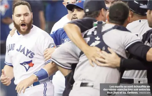  ??  ?? Les esprits se sont échauffés en deuxième manche hier soir entre les Blue Jays et les Yankees.