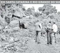  ??  ?? Via no município de Estrela, no Vale do Taquari, Rio Grande do Sul, fica interditad­a após chuvas na região