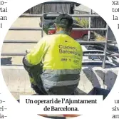  ?? Xavier González ?? Un operari de l’Ajuntament de Barcelona.