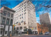  ?? STAFF FILE PHOTO BY MIKE PARE ?? The old Chattanoog­a Bank Building, center, towers over downtown’s central business district at Market and Eighth streets. A new plan to turn the building into a hotel has emerged.