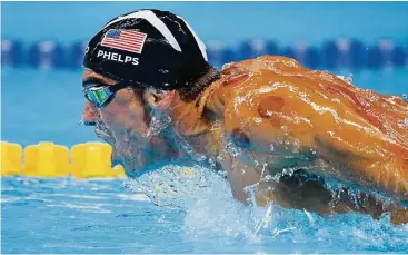  ?? Sean Kilpatrick / AP ?? Michael Phelps nada el martes hacia la medalla de oro en la prueba de 200 metros estilo mariposa.