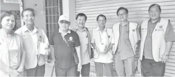  ??  ?? Henry (third left) as president of Sabata and Chartered President of Lions Club Penampang during Sabata’s flag sales at Donggongon.